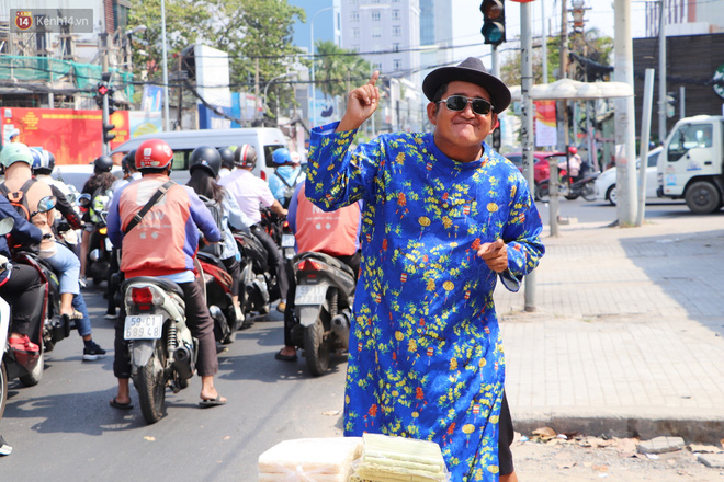 Gặp người cha khùng mặc áo dài nhảy múa trên đường phố Sài Gòn nuôi 3 đứa con ăn học: Mình có lường gạt ai đâu mà phải xấu hổ - Ảnh 15.