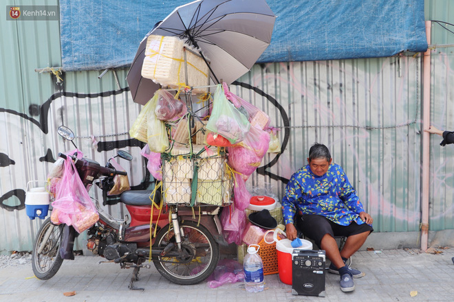 Gặp người cha khùng mặc áo dài nhảy múa trên đường phố Sài Gòn nuôi 3 đứa con ăn học: Mình có lường gạt ai đâu mà phải xấu hổ - Ảnh 3.