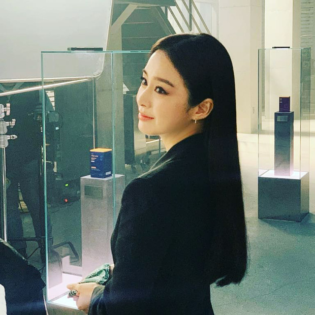 Kim Tae Hee lột xác từ nữ thần thành soái tỷ ngầu đét, kéo đến ảnh cận mặt không ai tin là mẹ bỉm U40 đã có 2 con - Ảnh 3.