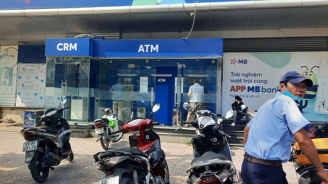 Chuyện lạ: ATM giao dịch ế ẩm những ngày cuối năm - Ảnh 3.