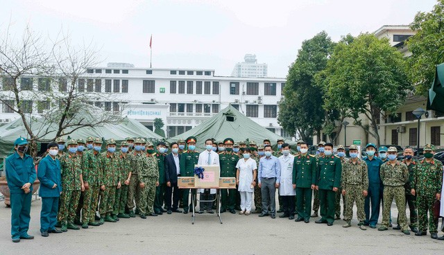 Chỉ 4 tiếng, bệnh viện dã chiến Bạch Mai thần tốc hoàn thiện với 8 nhà bạt, 64 giường bệnh, đầy đủ tiện nghi - Ảnh 4.