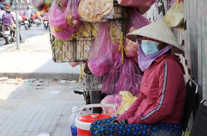 Gặp người cha khùng mặc áo dài nhảy múa trên đường phố Sài Gòn nuôi 3 đứa con ăn học: Mình có lường gạt ai đâu mà phải xấu hổ - Ảnh 6.