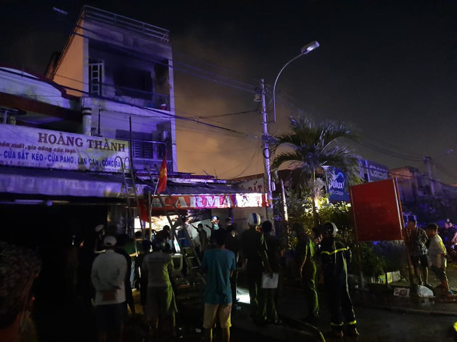 Nhà 2 tầng ở Sài Gòn bốc cháy, 2 nữ sinh viên thoát nạn nhờ tiếng đập cửa của tài xế Grab - Ảnh 1.