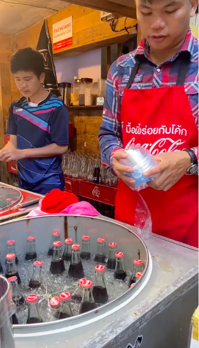 Một món uống đường phố Thái Lan khiến dân mạng Việt tranh cãi vì cách làm siêu lạ, biết được mánh khoé đằng sau mới bất ngờ - Ảnh 2.