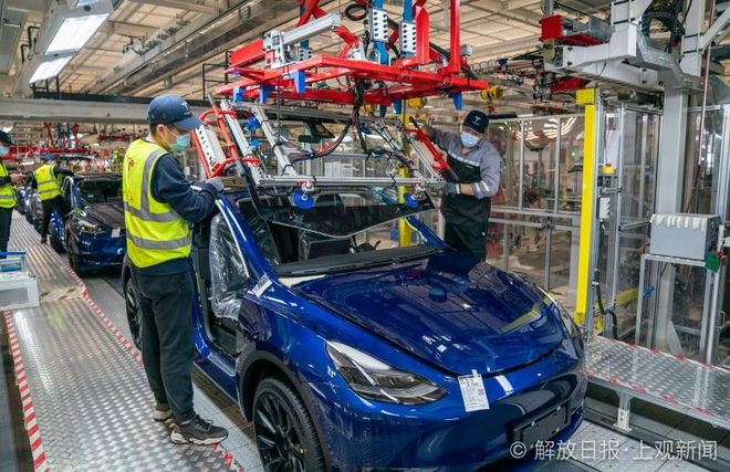 Bên trong siêu nhà máy Tesla Thượng Hải: Chủ tịch ngồi cạnh dây chuyền sản xuất, mọi thứ tự động hóa tối đa, dấu vết từng con ốc đều có thể truy xuất - Ảnh 14.