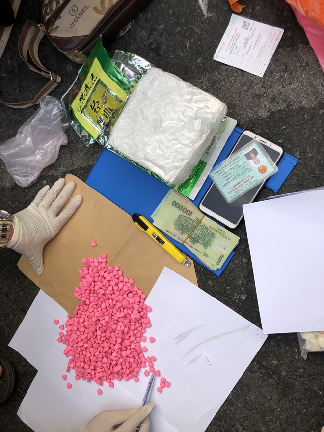 Mang 1kg ma túy đá, 1.000 viên thuốc lắc từ TP Hồ Chí Minh về Cà Mau tiêu thụ - Ảnh 2.