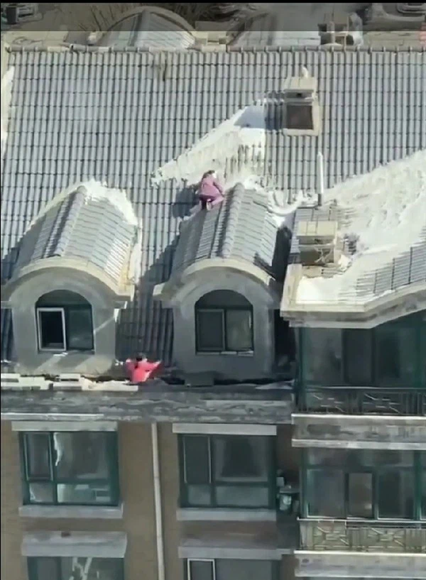 Hai bé gái sinh đôi thản nhiên chơi cầu trượt trên mái nhà, cảnh tượng đối mặt với tử thần khiến người dân thót tim - Ảnh 2.