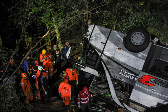 Xe chở học sinh Indonesia lao xuống vực khiến 27 người thiệt mạng - Ảnh 1.