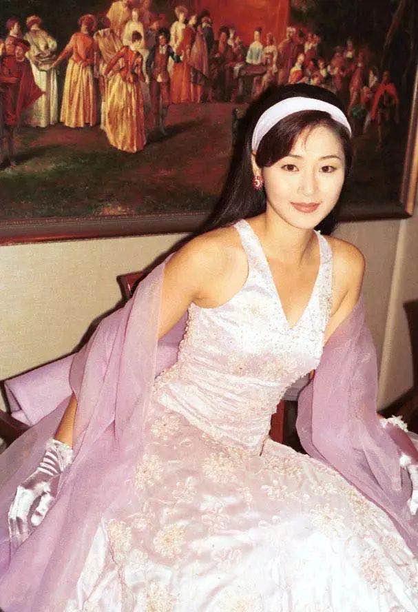 Á hậu Hong Kong khiến Chân Tử Đan li dị vợ, quỳ gối cầu hôn - Ảnh 3.