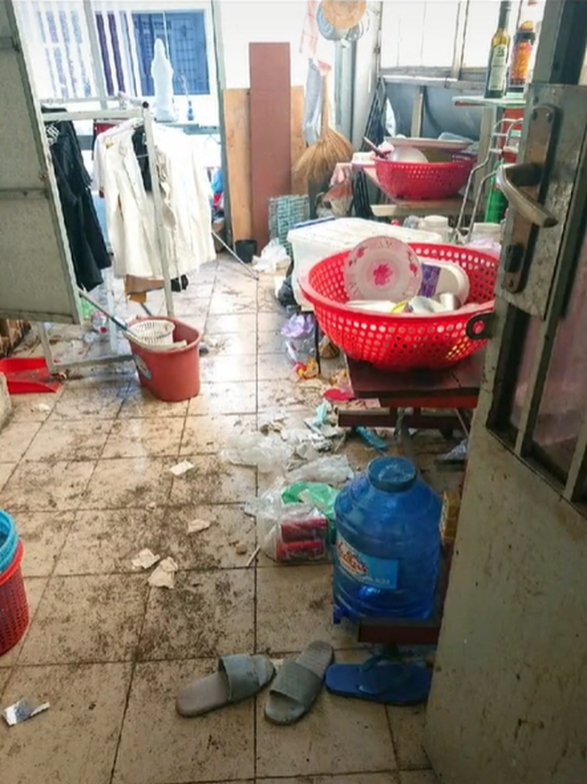 Kinh hoàng phòng trọ của 4 nữ sinh ở TP.HCM: Rác thải chất ngập nhà, xem đến ban công mà không chấp nhận được - Ảnh 2.