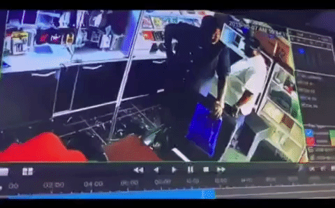 2 ông chú rủ nhau đi ăn trộm đồ công nghệ, nào ngờ đối mặt cái kết "sấp mặt" chắc sợ đến già