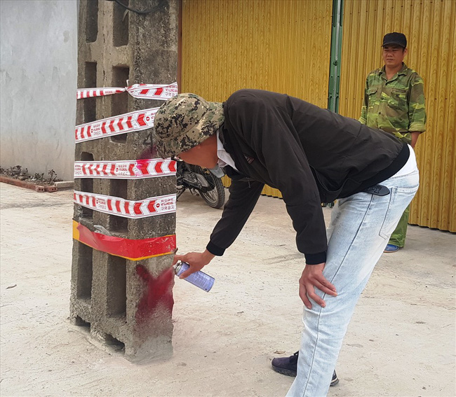 Hàng chục cột điện ở Ninh Bình nằm lừng lững giữa đường:  Thi công gấp cả ban đêm để di dời cột điện - Ảnh 2.