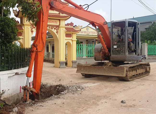 Hàng chục cột điện ở Ninh Bình nằm lừng lững giữa đường:  Thi công gấp cả ban đêm để di dời cột điện - Ảnh 4.