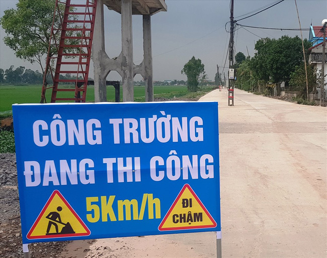 Hàng chục cột điện ở Ninh Bình nằm lừng lững giữa đường:  Thi công gấp cả ban đêm để di dời cột điện - Ảnh 5.