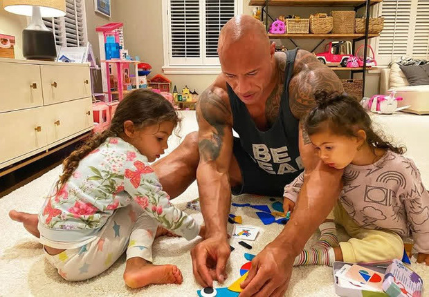 The most terrifying rock in Hollywood transforms his father into a pancake: Doing nails, "free" h air, o forcing a muscular body to sit and enjoy tea with his daughter - Photo 1.