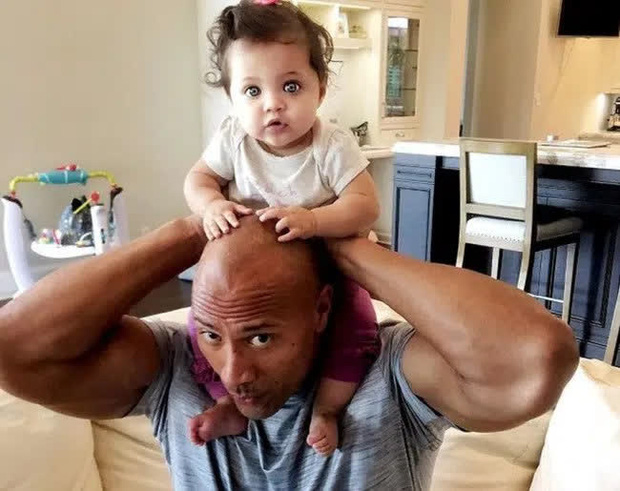 The most terrifying rock in Hollywood transforms the father into a pancake: Doing nails, "free" hair, o forcing a muscular body to sit and enjoy tea with his daughter - Photo 12.