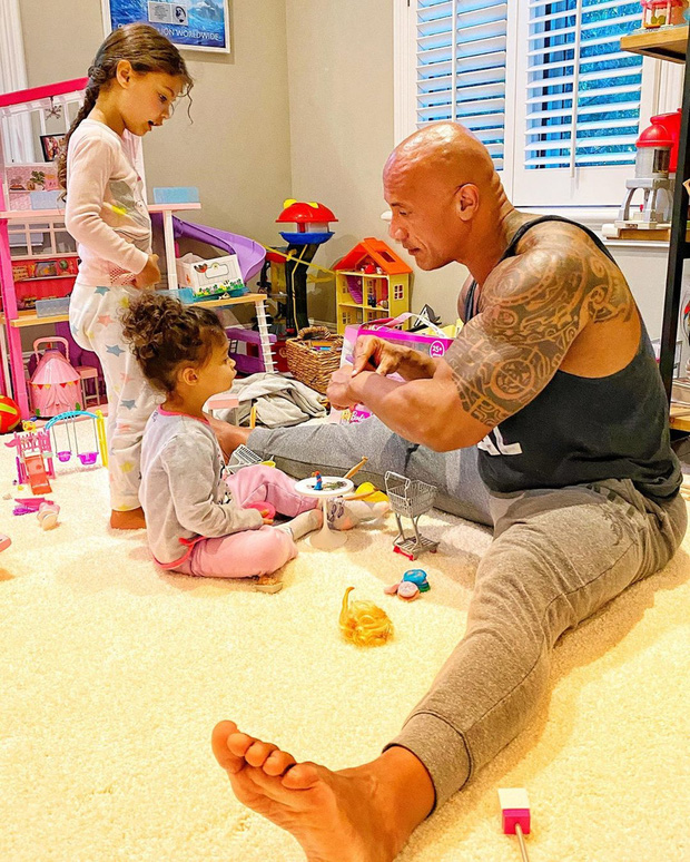 The Rock khủng bố nhất Hollywood hoá bố bỉm bánh bèo: Làm nail, tóc “free”, o ép body lực lưỡng để ngồi thưởng trà với con gái - Ảnh 13.