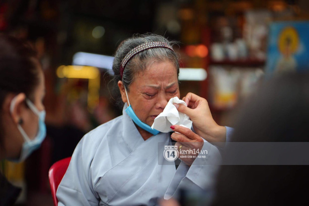 Lễ tưởng niệm phù thủy trang điểm Minh Lộc: Mẹ ruột bật khóc nức nở bên HH Phương Lê, di ảnh gây xót xa - Ảnh 5.