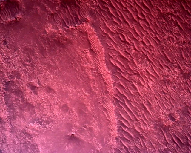 Những hình ảnh đầu tiên có độ phân giải cao được gửi về từ sao Hỏa - Ảnh 3.