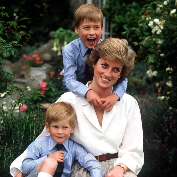 Vợ chồng Hoàng tử William đăng 3 tấm thiệp đặc biệt do các con làm tặng Công nương Diana chứa ẩn ý sâu xa, ám chỉ cả em trai Harry - Ảnh 5.
