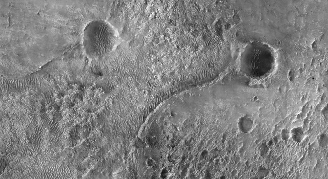 Những hình ảnh đầu tiên có độ phân giải cao được gửi về từ sao Hỏa - Ảnh 7.