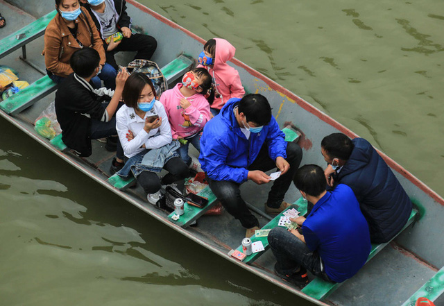 Xử lý tình trạng du khách đánh bài ăn tiền trên thuyền khi đi lễ chùa Hương - Ảnh 1.