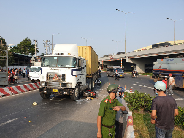 TP.HCM: Xe container ôm cua tại giao lộ, cán tử vong người đàn ông đi xe máy - Ảnh 2.