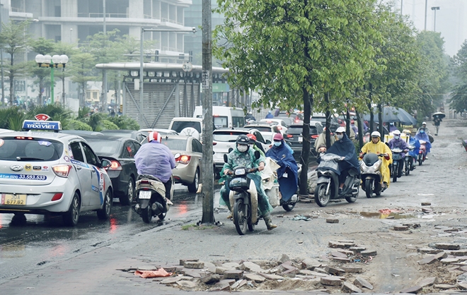 Những kiểu lách luật tại một điểm tắc đường kinh niên của Hà Nội - Ảnh 1.