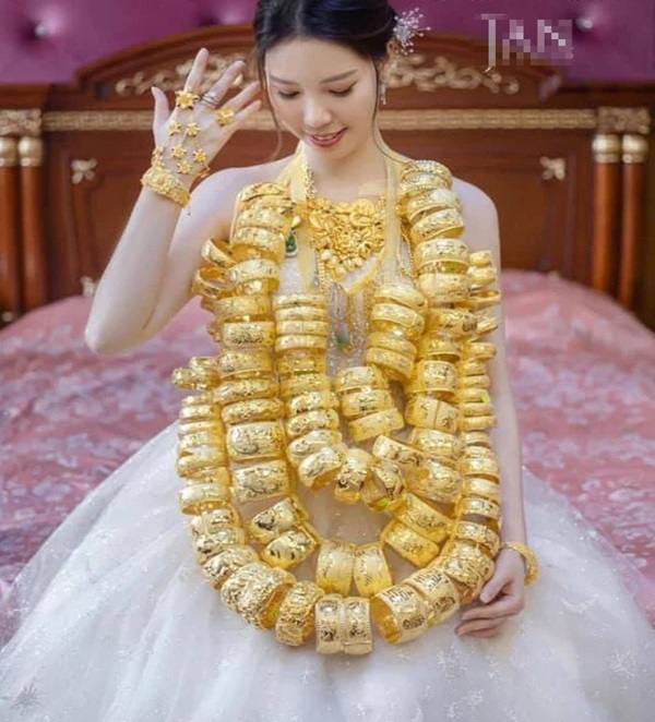 Hoa mắt với cặp cô dâu chú rể đeo cả trăm vòng vàng đến trĩu cổ, xứng tầm đám cưới thế phiệt - Ảnh 4.