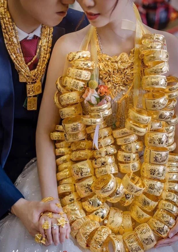 Hoa mắt với cặp cô dâu chú rể đeo cả trăm vòng vàng đến trĩu cổ, xứng tầm đám cưới thế phiệt - Ảnh 5.