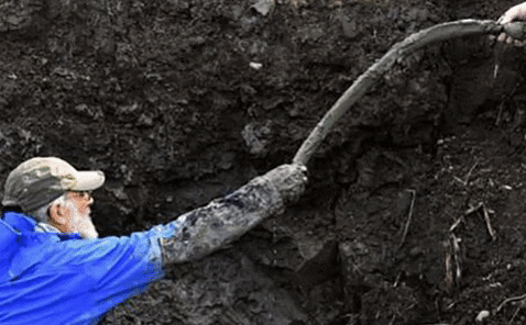 Đào đất để đặt đường ống dẫn khí, lão nông tìm thấy khúc xương kì lạ, càng đào lại càng bất ngờ