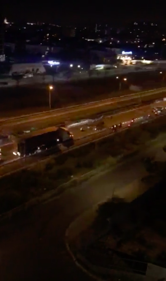 Hàng trăm “quái xế” chặn xe đường cao tốc tổ chức đua xe - Ảnh 1.