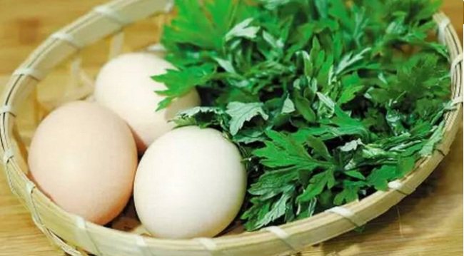 Bí quyết chiên trứng ngải cứu vừa ngon, bổ dưỡng lại ít đắng - Ảnh 1.