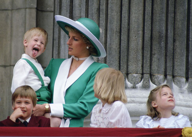 Nhìn lại loạt khoảnh khắc khó quên của Hoàng tử Harry thời còn là đứa cháu cưng của gia tộc và là niềm tự hào của Nữ hoàng Anh - Ảnh 5.