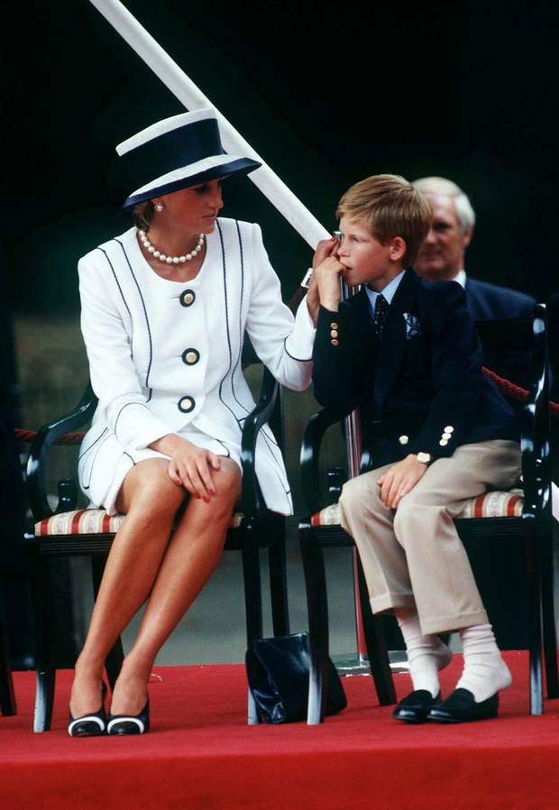 Nhìn lại loạt khoảnh khắc khó quên của Hoàng tử Harry thời còn là đứa cháu cưng của gia tộc và là niềm tự hào của Nữ hoàng Anh - Ảnh 8.