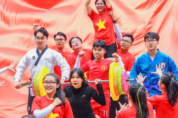 Bài nhảy flashmob của học sinh cấp 3 xem vừa rưng rưng vừa nổi da gà vì quá đỉnh: cả niềm tự hào Việt Nam gói gọn trong 3 phút - Ảnh 2.