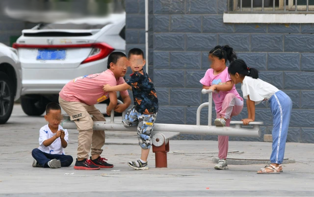 Con gái mừng rỡ khi được giáo viên vẽ ký hiệu lạ trên tay, nhưng vừa nhìn thấy bà mẹ lập tức báo cảnh sát - Ảnh 2.