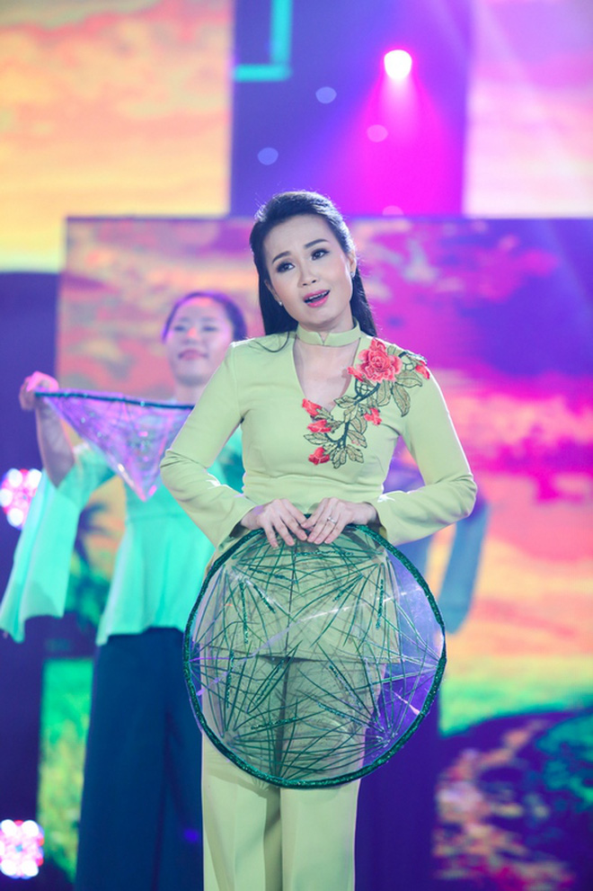 Team qua đường bắt trọn nhan sắc Cẩm Ly tr&ecirc;n s&acirc;n khấu: Body qu&aacute; nuột, c&oacute; ai tin đ&atilde; ngo&agrave;i 50 kh&ocirc;ng? - Ảnh 5.