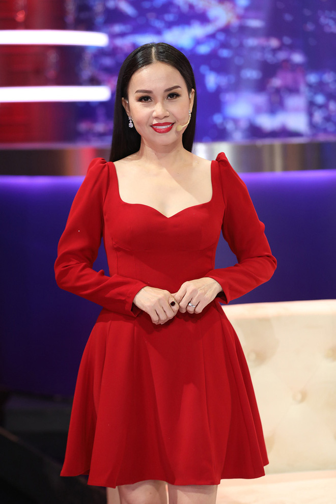 Team qua đường bắt trọn nhan sắc Cẩm Ly tr&ecirc;n s&acirc;n khấu: Body qu&aacute; nuột, c&oacute; ai tin đ&atilde; ngo&agrave;i 50 kh&ocirc;ng? - Ảnh 6.