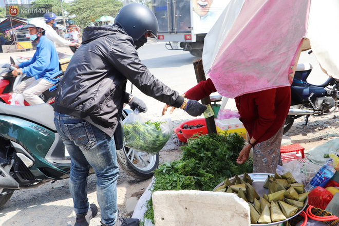 Cụ bà ngủ gục giữa cái nắng 37 độ ở Sài Gòn để bán từng bó rau: Ngoại có tới 12 đứa con nhưng ngoại đi bán vầy sống cho khỏe… - Ảnh 13.