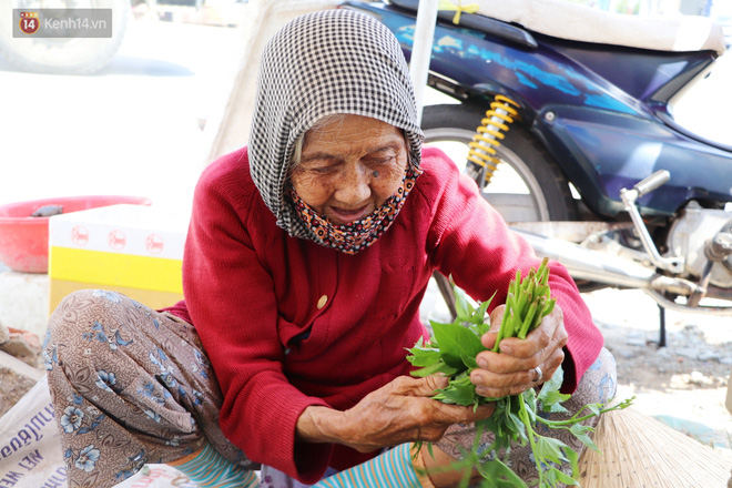 Cụ bà ngủ gục giữa cái nắng 37 độ ở Sài Gòn để bán từng bó rau: Ngoại có tới 12 đứa con nhưng ngoại đi bán vầy sống cho khỏe… - Ảnh 13.