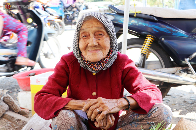 Cụ bà ngủ gục giữa cái nắng 37 độ ở Sài Gòn để bán từng bó rau: Ngoại có tới 12 đứa con nhưng ngoại đi bán vầy sống cho khỏe… - Ảnh 3.