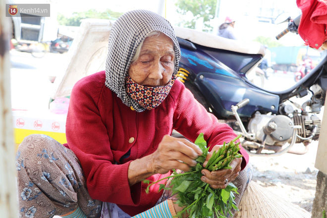 Cụ bà ngủ gục giữa cái nắng 37 độ ở Sài Gòn để bán từng bó rau: Ngoại có tới 12 đứa con nhưng ngoại đi bán vầy sống cho khỏe… - Ảnh 5.