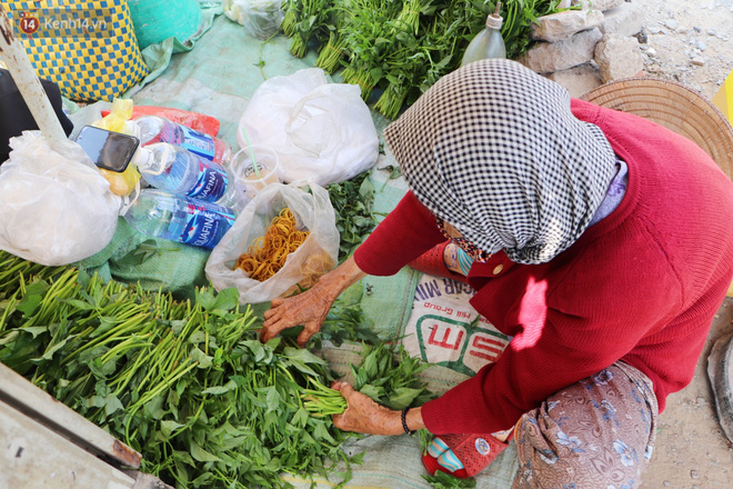 Cụ bà ngủ gục giữa cái nắng 37 độ ở Sài Gòn để bán từng bó rau: Ngoại có tới 12 đứa con nhưng ngoại đi bán vầy sống cho khỏe… - Ảnh 7.