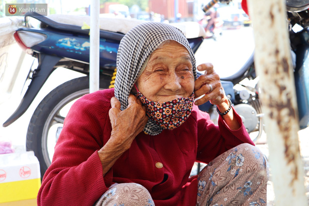 Cụ bà ngủ gục giữa cái nắng 37 độ ở Sài Gòn để bán từng bó rau: Ngoại có tới 12 đứa con nhưng ngoại đi bán vầy sống cho khỏe… - Ảnh 8.