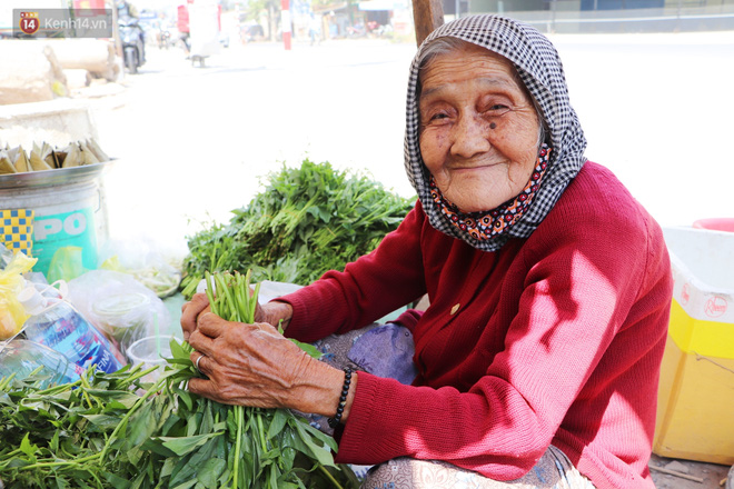Cụ bà ngủ gục giữa cái nắng 37 độ ở Sài Gòn để bán từng bó rau: Ngoại có tới 12 đứa con nhưng ngoại đi bán vầy sống cho khỏe… - Ảnh 9.