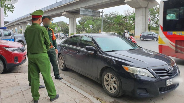 Vụ tài xế ngủ trên camry xưng là quân nhân tấn công CSGT: Không chịu hợp tác kiểm tra nồng độ cồn - Ảnh 1. Vụ tài xế ngủ trên camry xưng là quân nhân tấn công CSGT: Không chịu hợp tác kiểm tra nồng độ cồn - Ảnh 1.