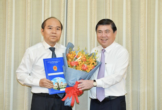 Chủ tịch UBND TPHCM Nguyễn Thành Phong trao các quyết định nhân sự chủ chốt - Ảnh 1.
