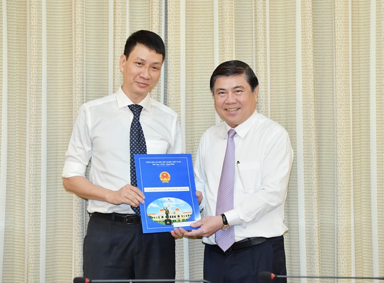 Chủ tịch UBND TPHCM Nguyễn Thành Phong trao các quyết định nhân sự chủ chốt - Ảnh 2.
