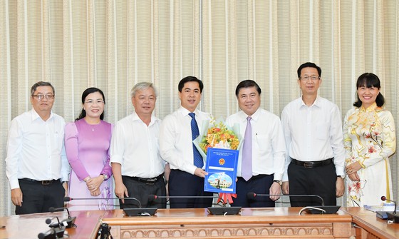 Chủ tịch UBND TPHCM Nguyễn Thành Phong trao các quyết định nhân sự chủ chốt - Ảnh 3.